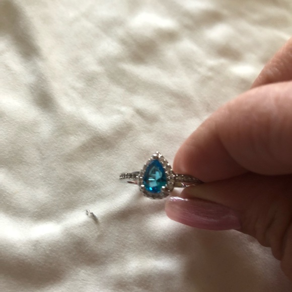 Blue and white topaz rings and earrings - Picture 7 of 8